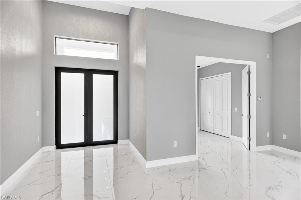 1114 Bari St E Property Photo 4