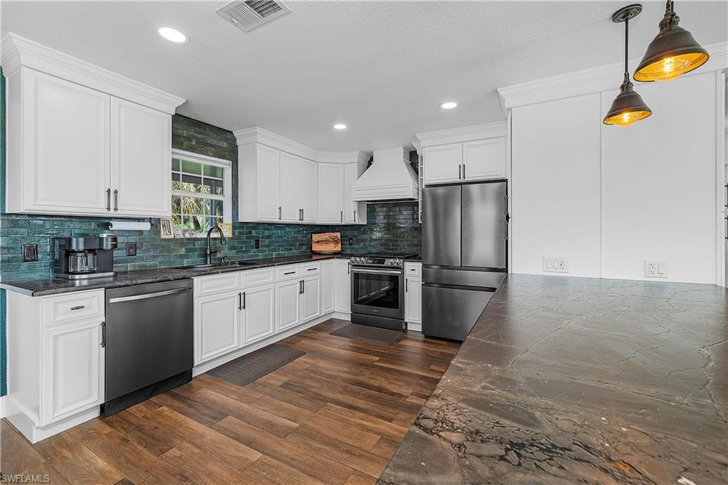 2551 Tamarind St Property Photo 4