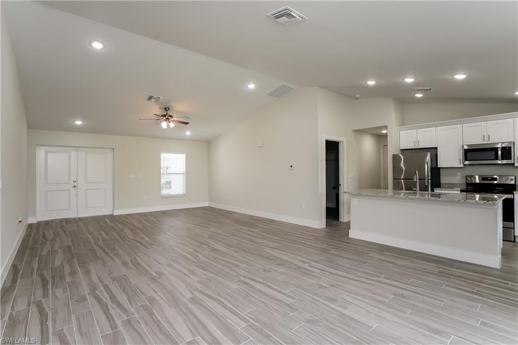 688 Manhattan St E Property Photo 2