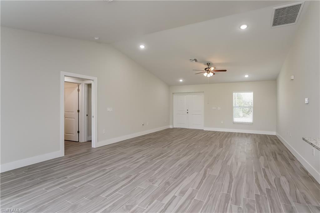 688 Manhattan St E Property Photo 3