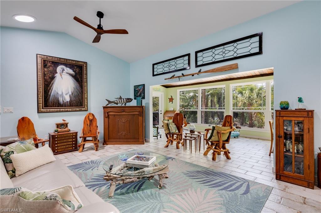 1318 Junonia St Property Photo 8