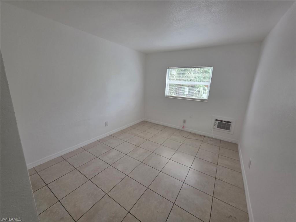 2452 Stella St 105 Property Photo 3