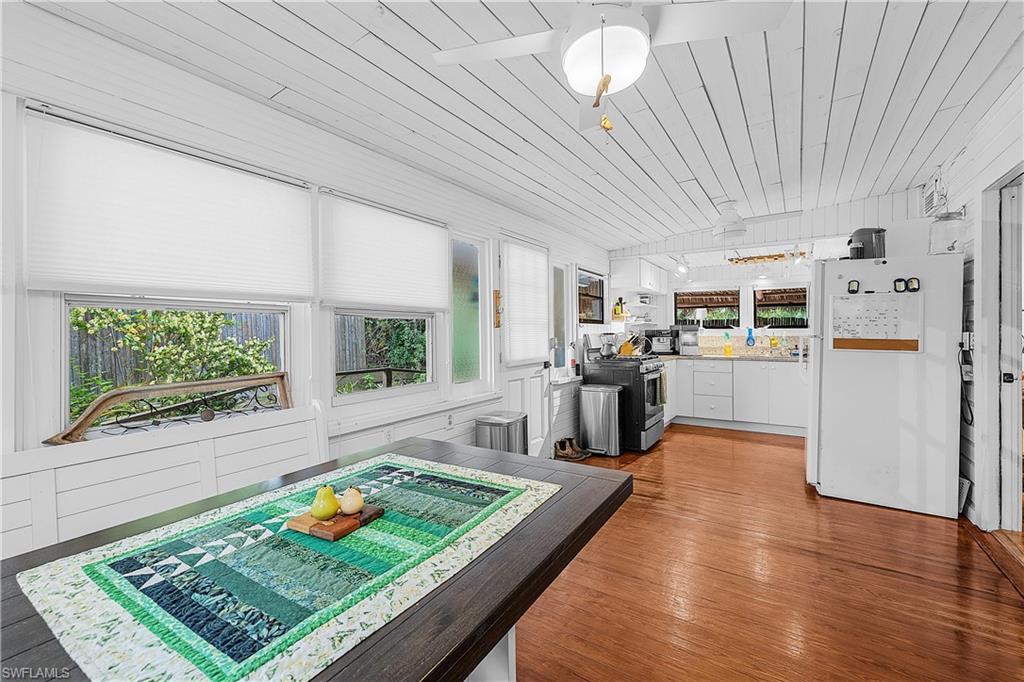 7697 Beach Daisy Ln Property Photo 3