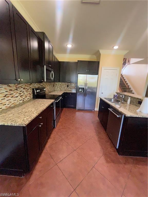 2427 Ashbury Cir Property Photo 3
