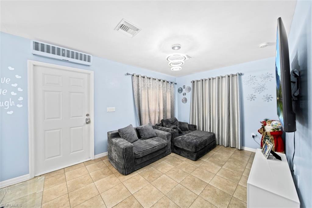 1243 Earnest St E Property Photo 12
