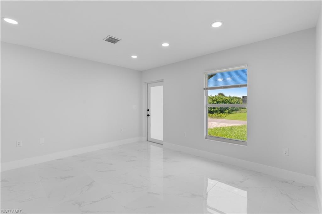 413 Eisenhower Blvd Property Photo 3