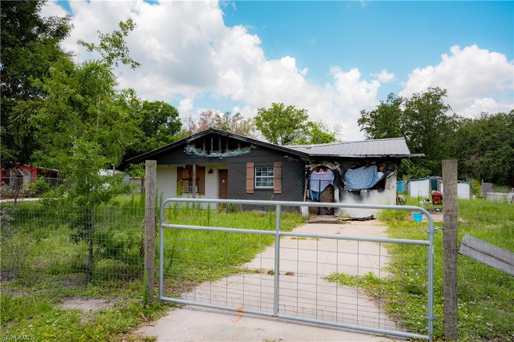 1553 Se Carnahan Ave Property Photo 1