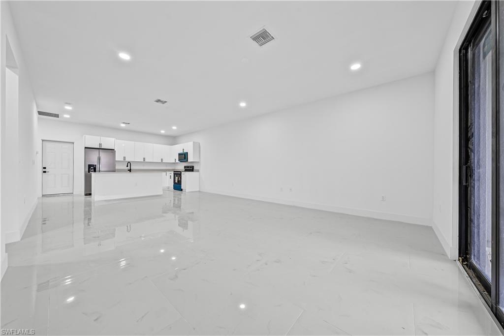 696-698 Creuset Ave S Property Photo 2