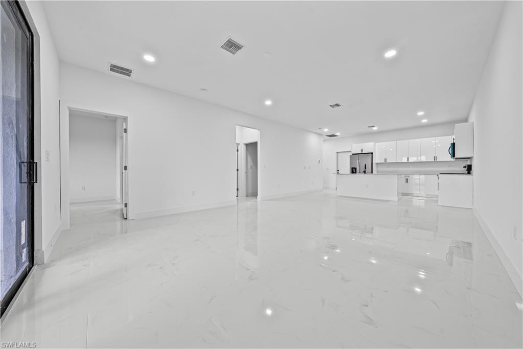 696-698 Creuset Ave S Property Photo 3
