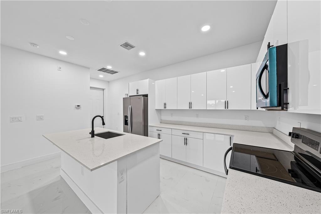 696-698 Creuset Ave S Property Photo 8