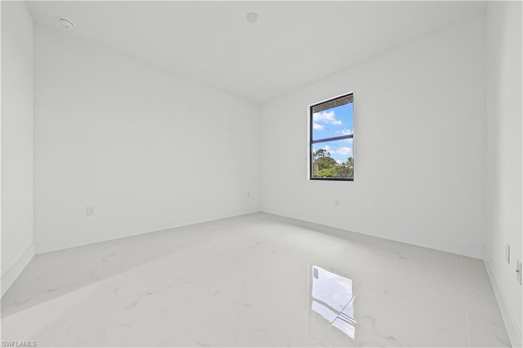 696-698 Creuset Ave S Property Photo 14