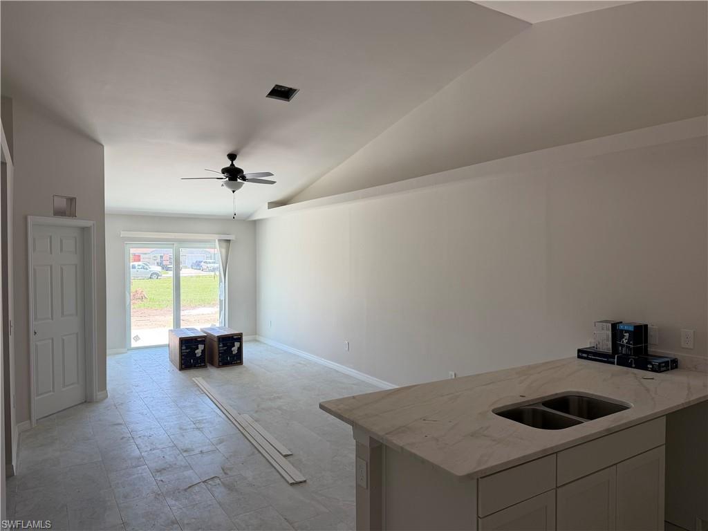 703 Se 8th St Property Photo 3