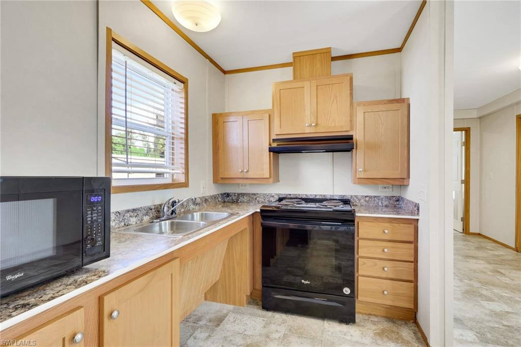 8111 Breeze Dr Property Photo 5