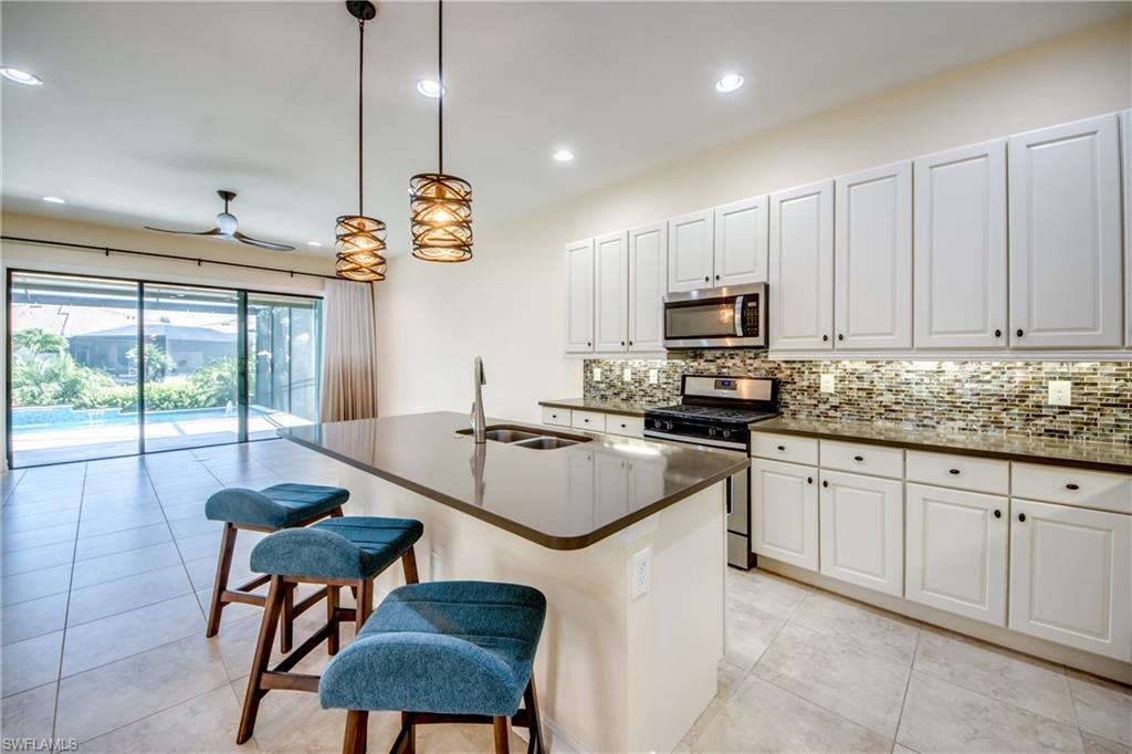 8260 Venetian Pointe Dr Property Photo 3