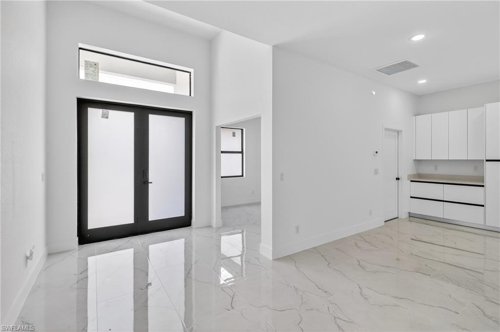 1156 Damen St E Property Photo 3