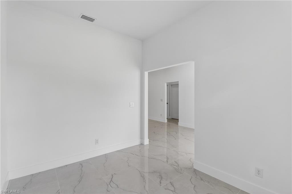 1156 Damen St E Property Photo 8