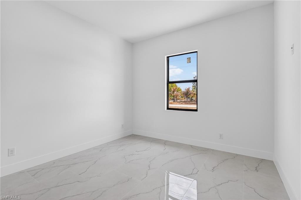 1156 Damen St E Property Photo 11