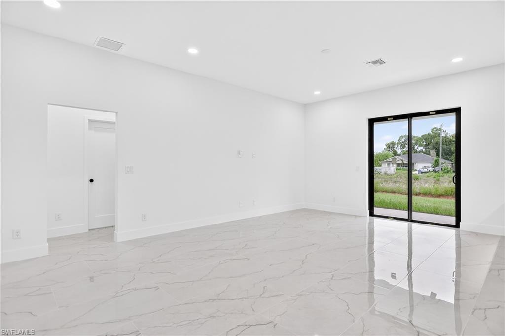 1156 Damen St E Property Photo 34