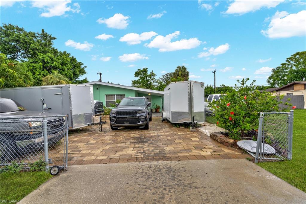 1847 Maple Dr Property Photo 3