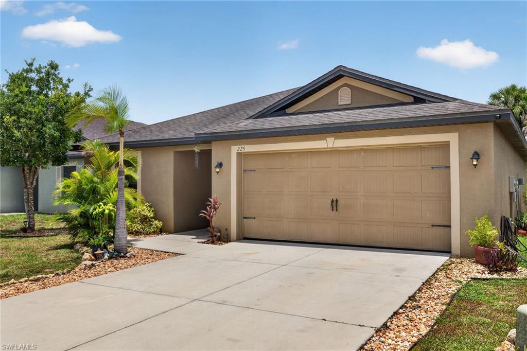 225 Shadow Lakes Dr Property Photo 2