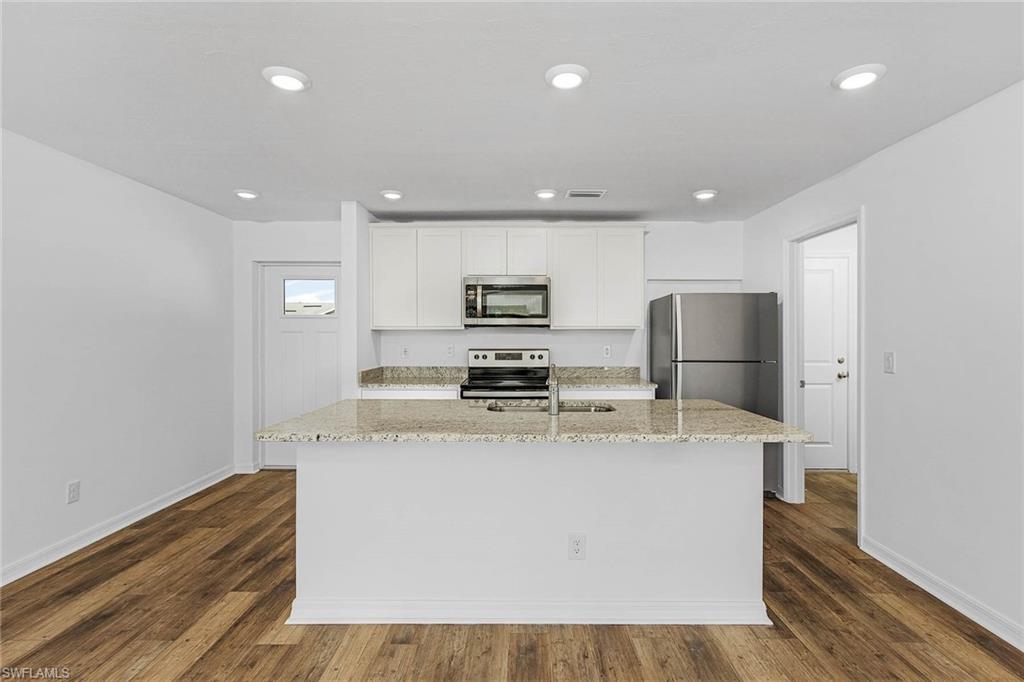 409 Broadmoor St E Property Photo 3