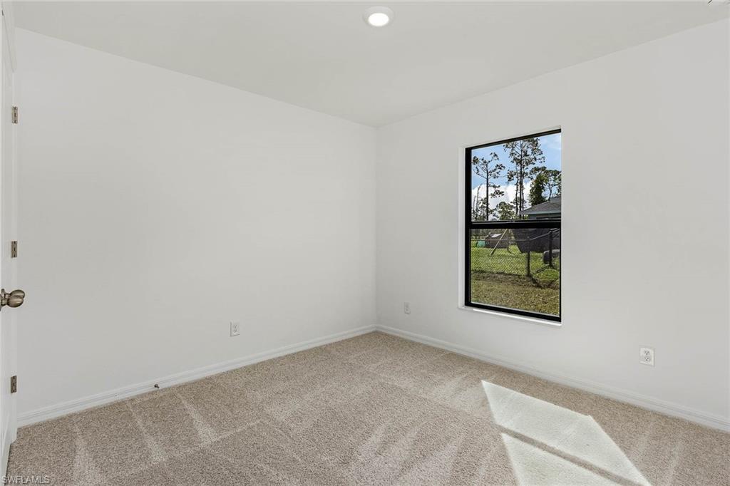 409 Broadmoor St E Property Photo 8