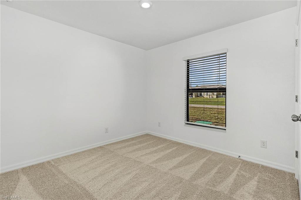 409 Broadmoor St E Property Photo 9