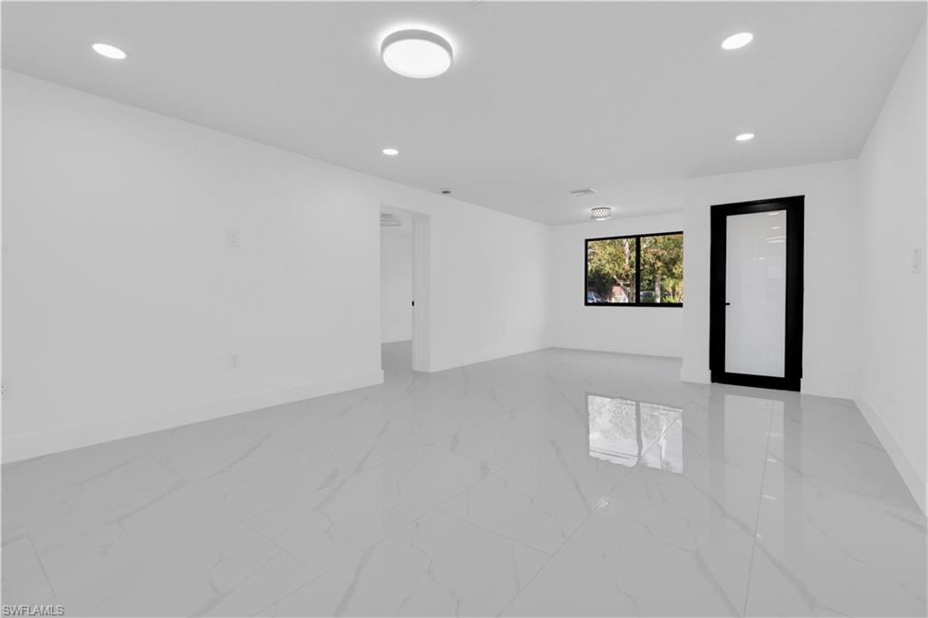 356 New York Dr Property Photo 2