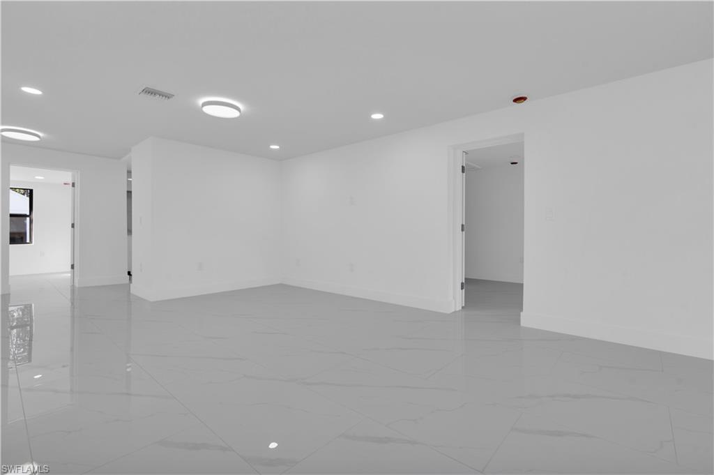356 New York Dr Property Photo 3