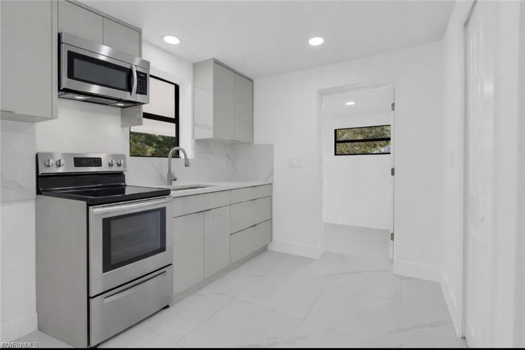 356 New York Dr Property Photo 5