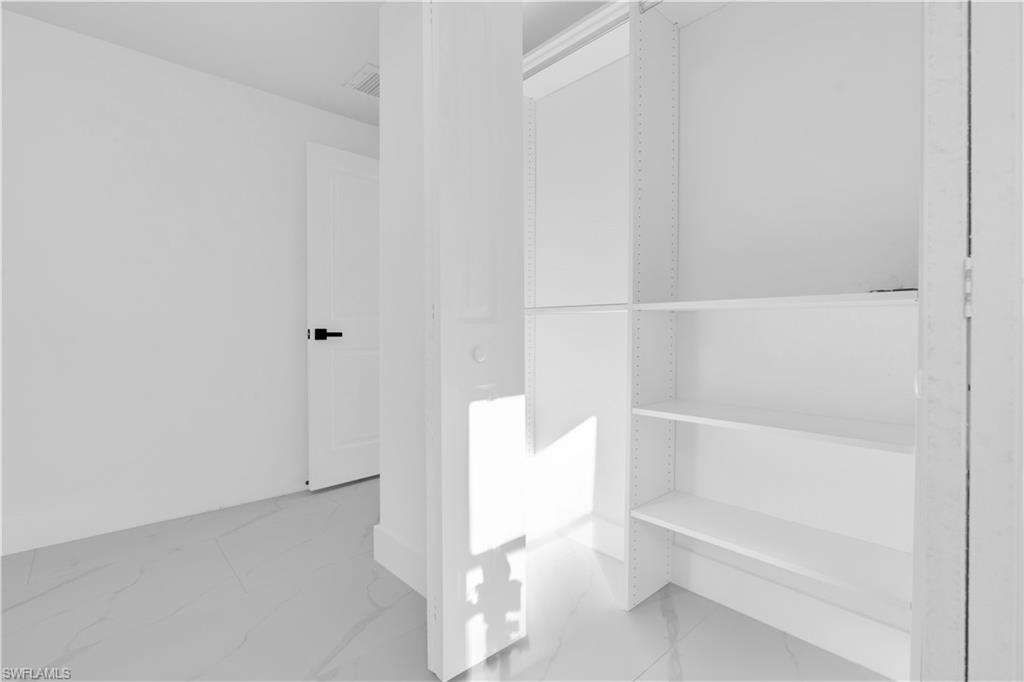 356 New York Dr Property Photo 10