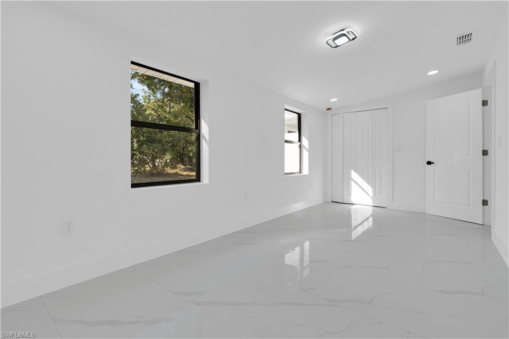 356 New York Dr Property Photo 18