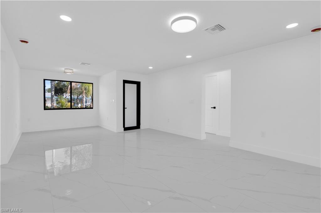 356 New York Dr Property Photo 19