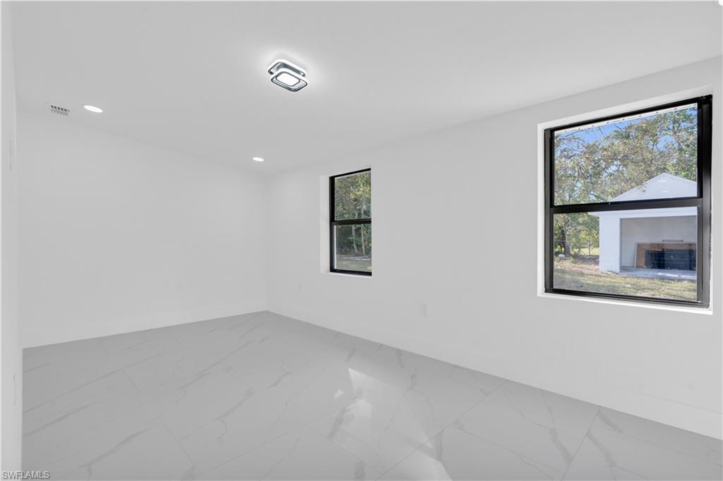 356 New York Dr Property Photo 24