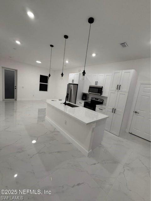 1832 Lindsay St Property Photo 5