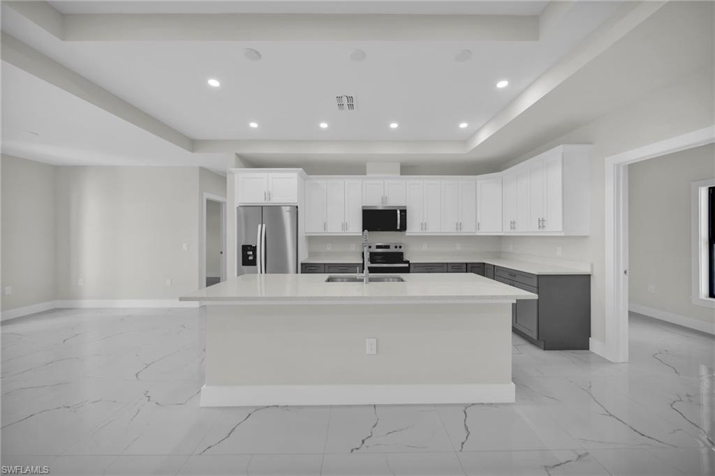 636 Ladd St Property Photo 2