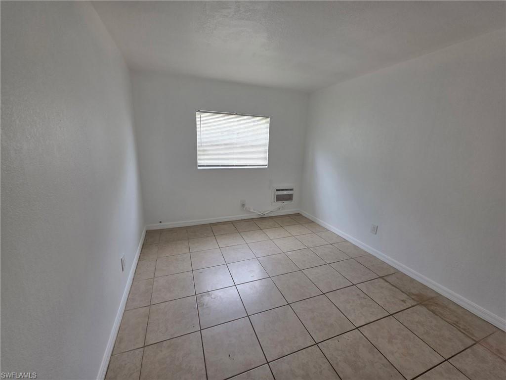 2452 Stella St 106 Property Photo 3