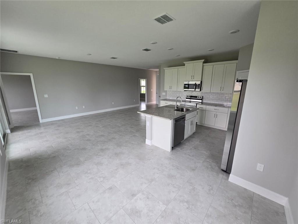 3207 68th St W Property Photo 4