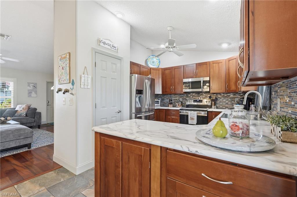 1529 Crestwood Cir W Property Photo 11