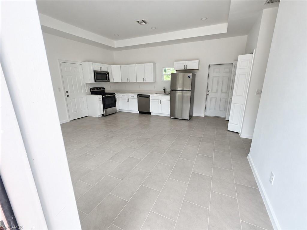 848 Carpenter St E Property Photo 2