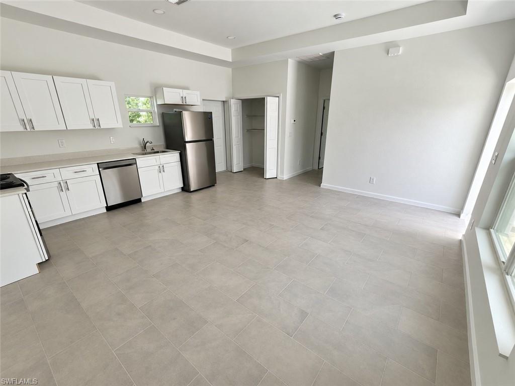 848 Carpenter St E Property Photo 3
