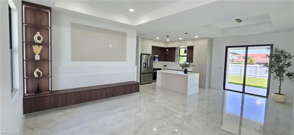 1003 Kismet Pkwy W Property Photo 4