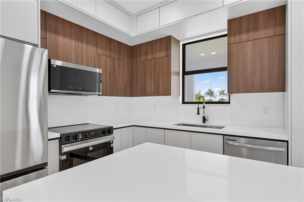 1003 Kismet Pkwy W Property Photo 6