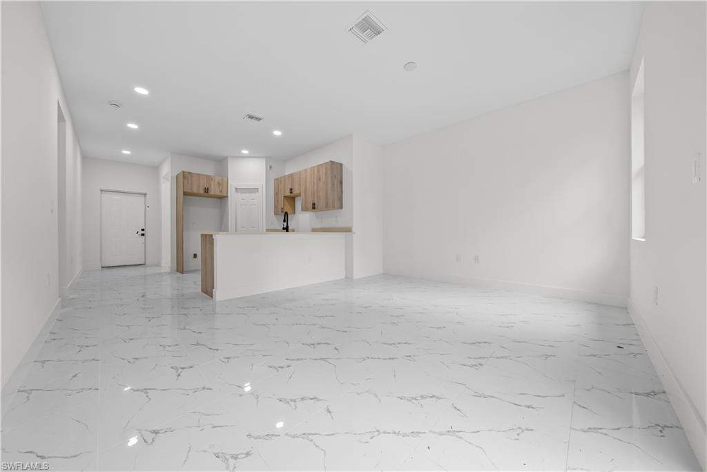 3416 69th St W Property Photo 2