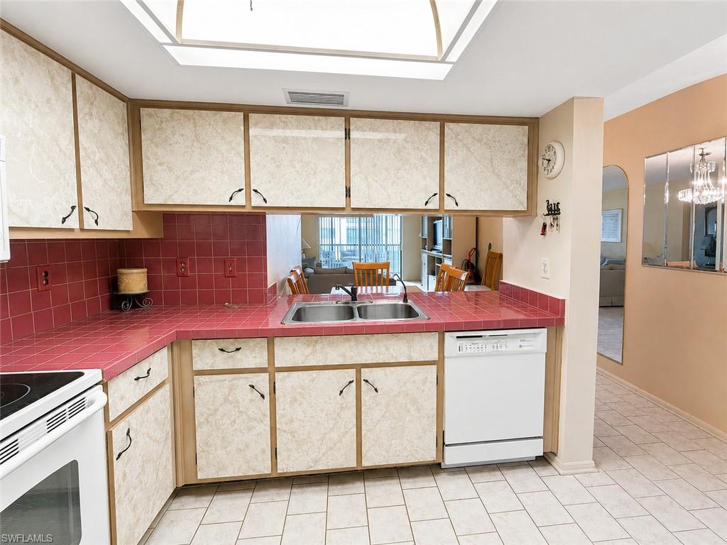 11220 Caravel Cir 203 Property Photo 4