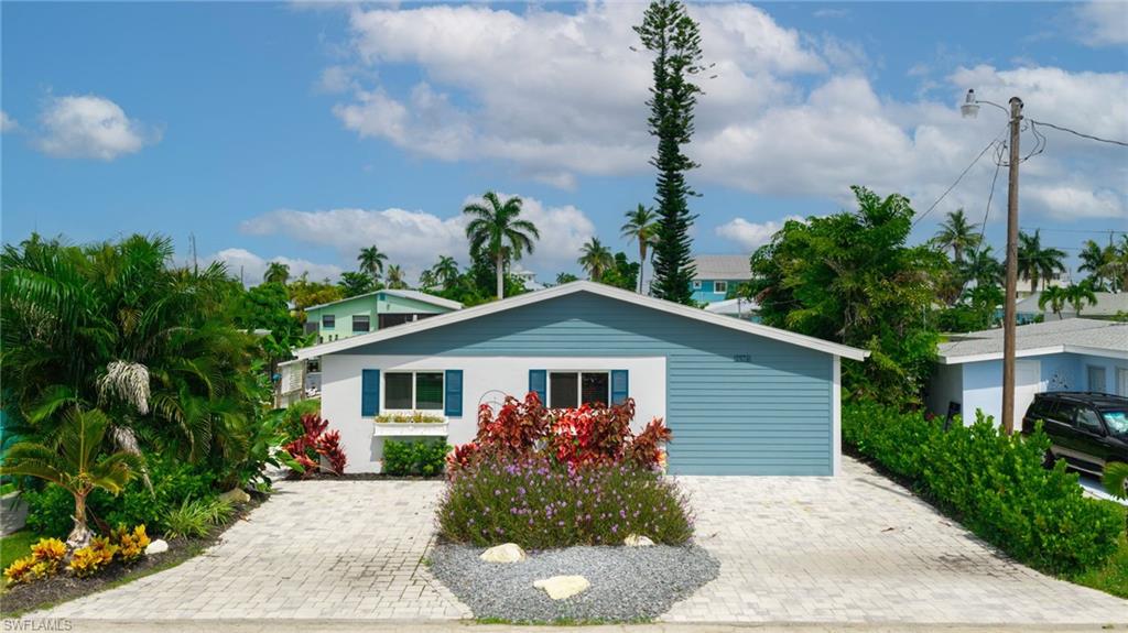 2574 Bayshore Dr Property Photo 1