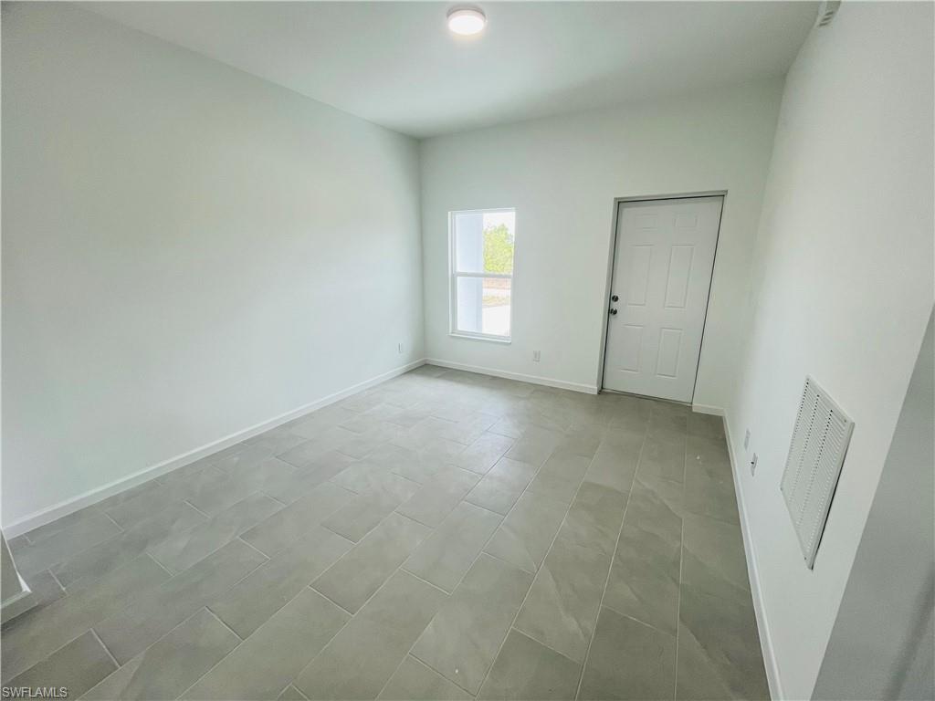 648 Wentworth Dr Property Photo 3