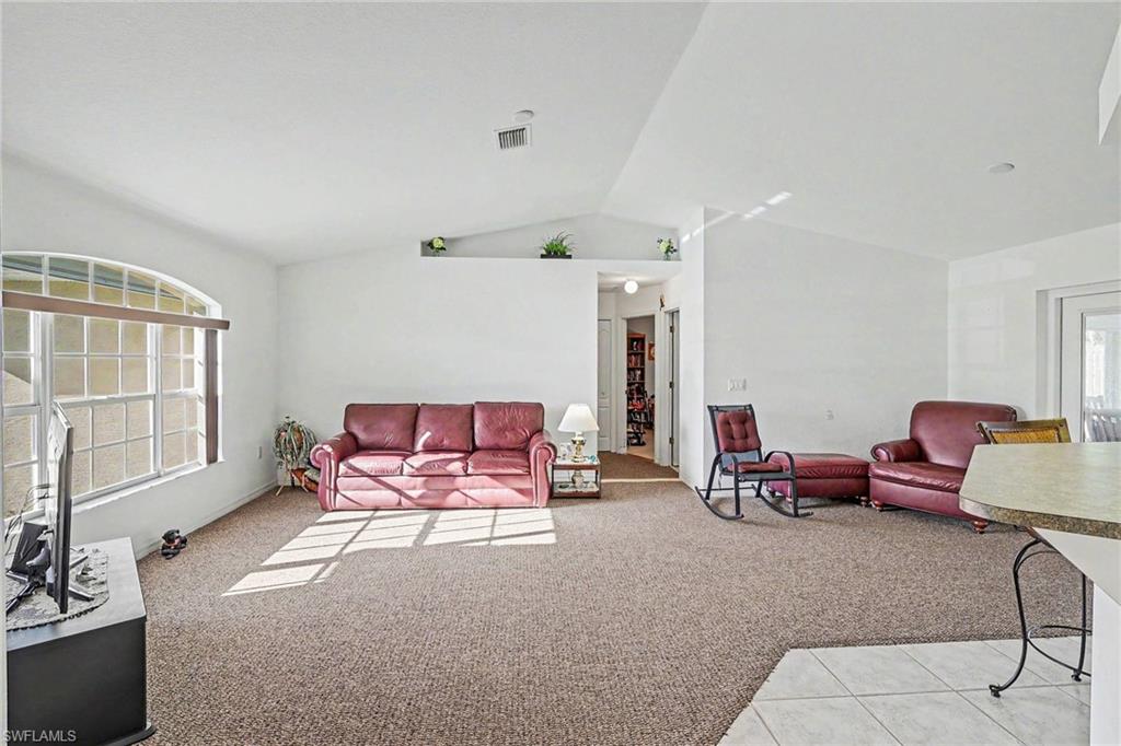1108 Se 13th Pl Property Photo 3