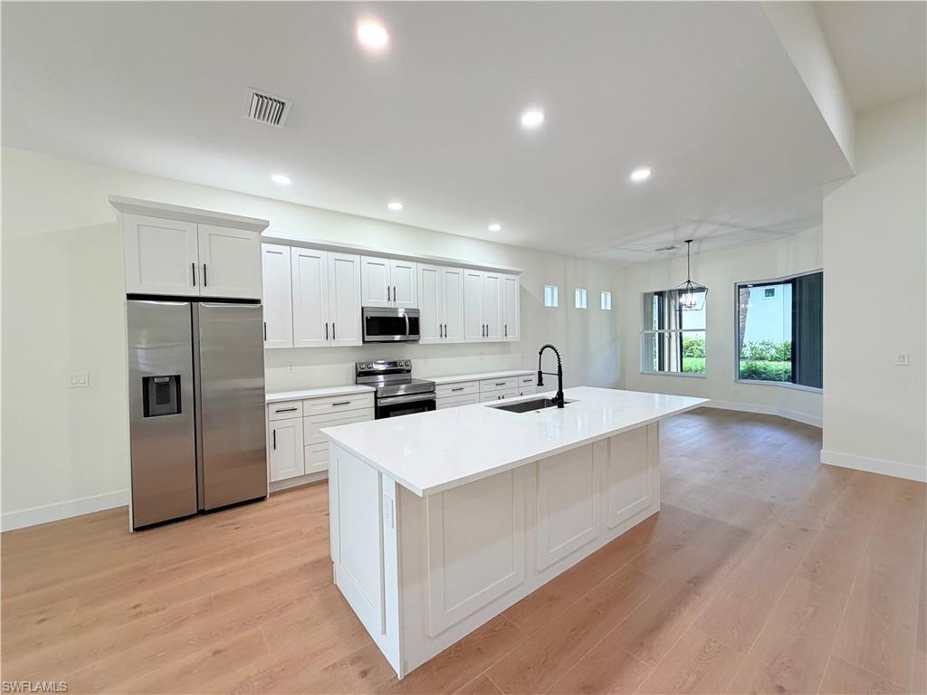 11001 Sea Tropic Ln Property Photo 4