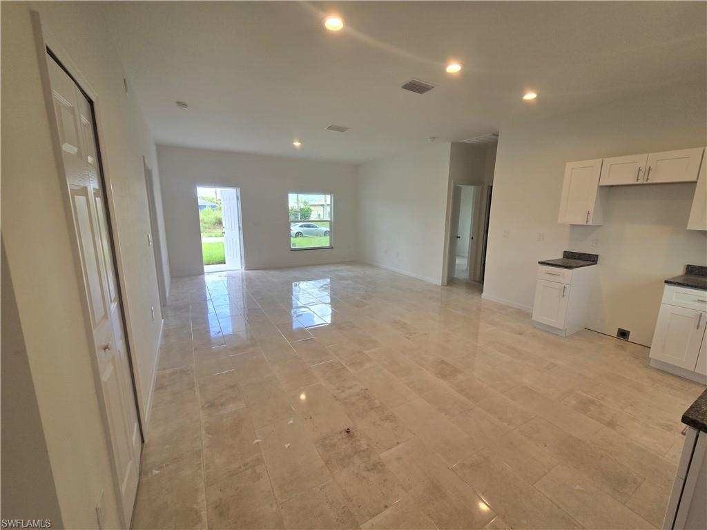 53 Joan Ave S Property Photo 5
